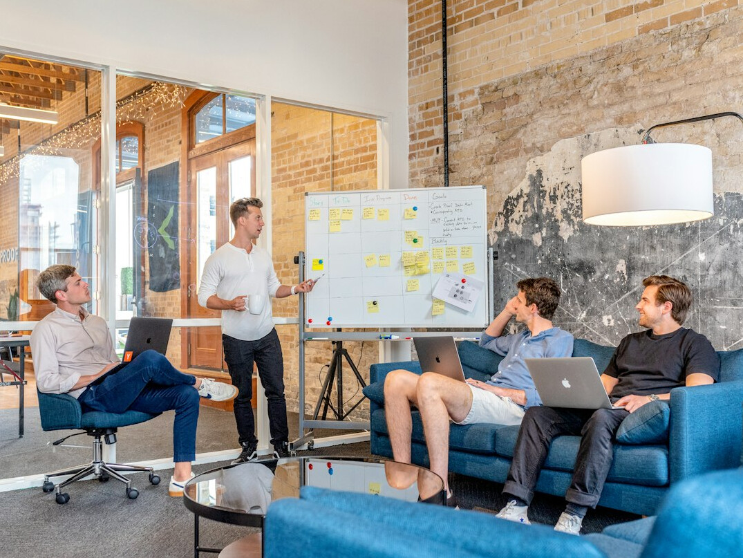 leader inspiring team meeting