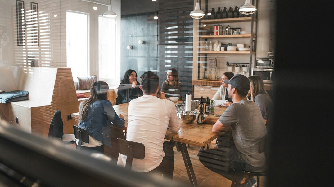 leader inspiring team meeting
