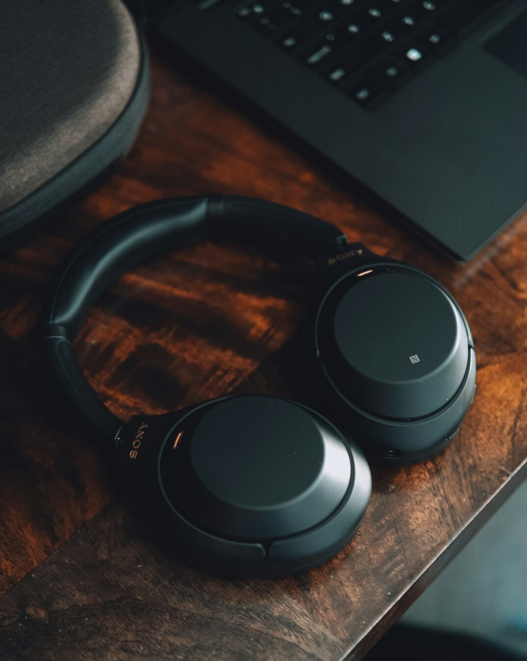 Laptop with headphones on a desk for online course